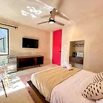 Uayma Increible Cuarto En El Centro Con Piscina